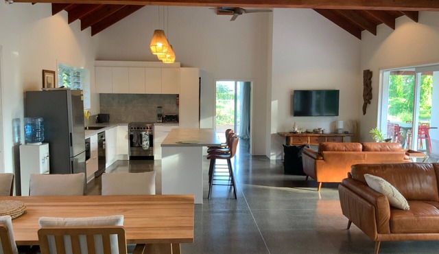 Modern holiday home. 1 minute walk to tropical beach, cafe and turtle swim.