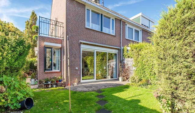 Modern Holiday Home in Monnickendam with Roofed Terrace