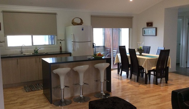 Modern Holiday House- Central location