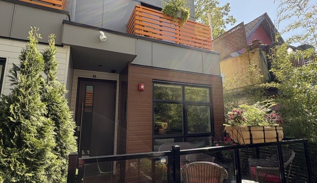 Modern home 2 blocks from "the Drive", one of the coolest streets in the world!