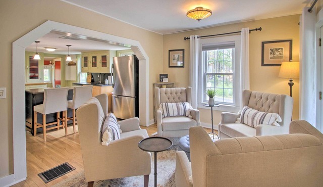 Modern Home ~ 2 Mi to Cranmore Mountain Resort!