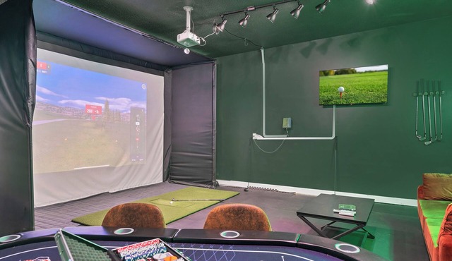 Modern home! Golf Simulator - Poker - Pet Friendly
