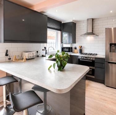 Modern Home - Ideal for Families & Contractors