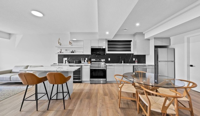 Modern home-style space close to airport.