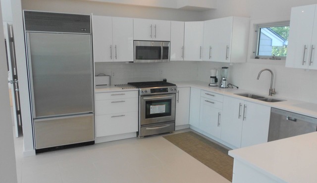 MODERN HOME SUMMER or monthly 5 min to village in private NW wtfront community