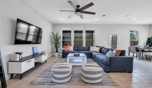 Modern Home w/Chef's Kitchen - 3BR, Fast Wifi