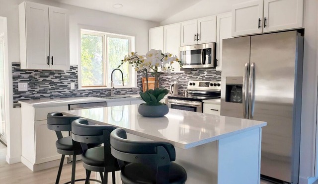 Modern Home with Game Room, Private Yard, Panoramic Views, 5B Sleeps 8+