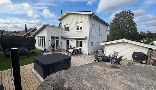 Modern home with jacuzzi, near the lake and Gothenburg