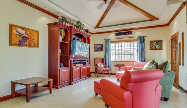 Modern Home with Shared Pool, Great Views, WiFi & Central AC - Ideal for Day Trips
