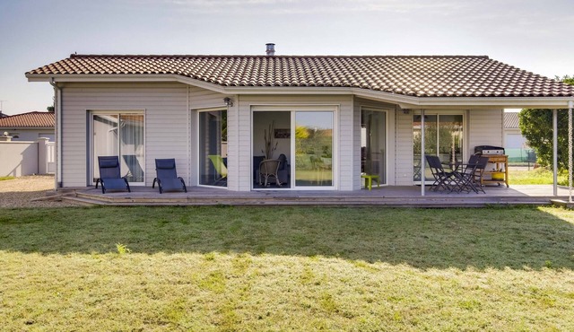 Modern Home with Terrace in Biscarrosse – Sleeps 7 with WiFi & BBQ