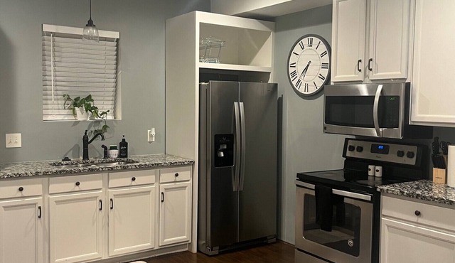 Modern & Homely Basemant with private entrance/king bed