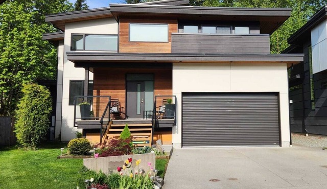 Modern House, Amazing Location: 4BR, Sleeps 8, A/C, King + Queen Beds, Bike