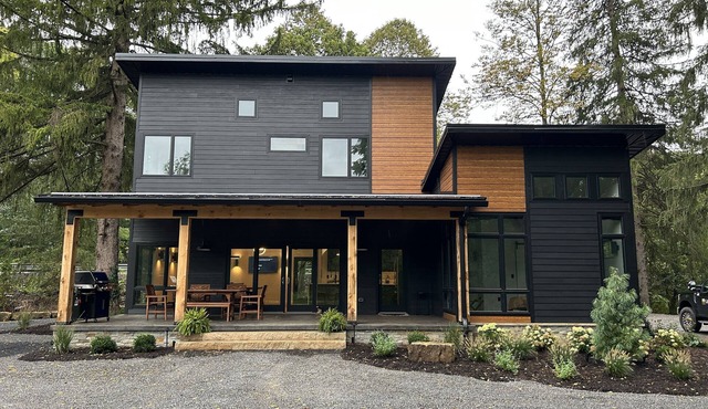 Modern House at Easy Street on the River- Large sports field and River Access!