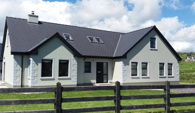 ★ Modern House | Countryside Views | Playground ★