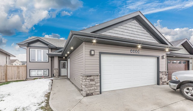 Modern House {Fenced Back Yard} BBQ Garage {Clean}