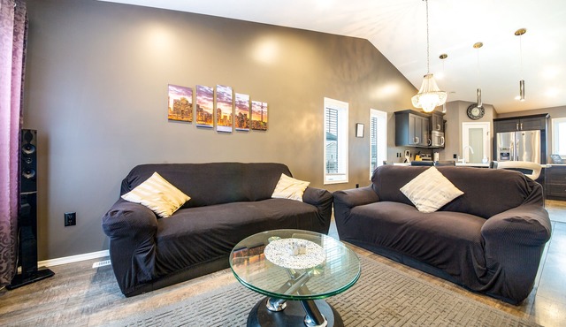 Modern House {Fenced Back Yard} BBQ Garage {Clean}