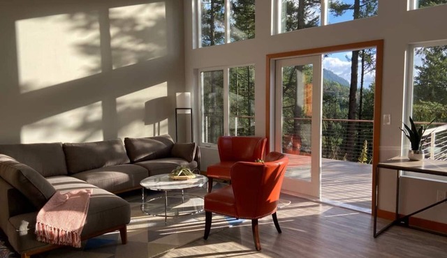 Modern House, pet-friendly, walk to Cascade Lake!