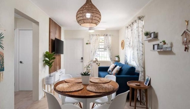 Modern House with Queen beds 7 mins drive to beach