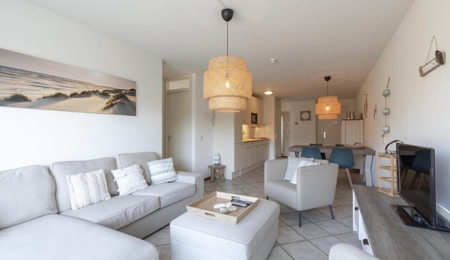 Modern Ingericht Vakantieappartement met Groot Balkon, Direct Tegenover de Strandopgang van Callantsoog Gelegen