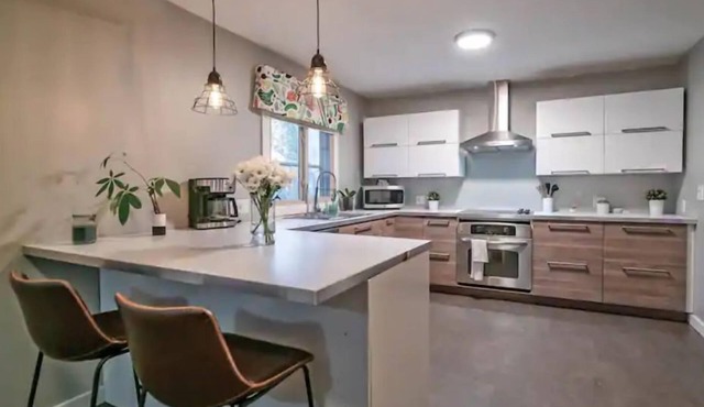 MODERN INTERIOR, 4 Bed 2.5 Bath Home, Close to Shopping, Entertainment and more!
