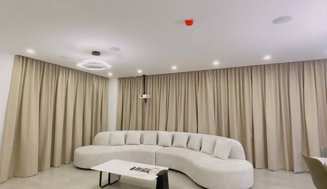 Modern Isla Mocoli Retreat. Cinema, Pool & Gym