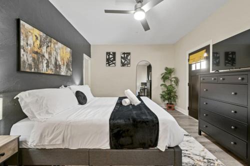 Modern King Bed Suite with Free Parking