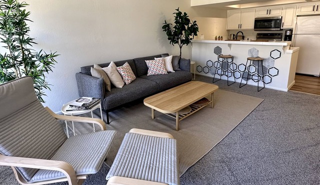Modern king bed w huge pool, tennis courts, patio & grill.