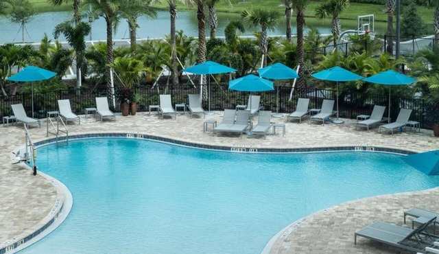 Modern King Studio w/Kitchen & Pool Bar | 1 mi to Port Canaveral