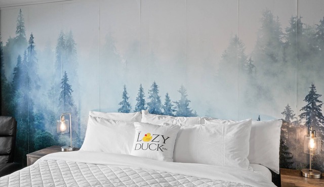 Modern King Suite Lazy Duck Inn #29, just 1 minute from Yellowstone!