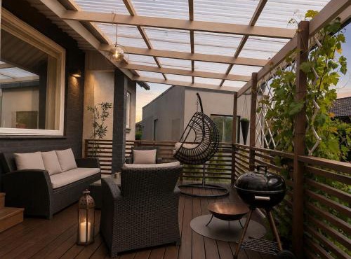 Modern lägenhet med trädgård på Österlen, nära hav & golf