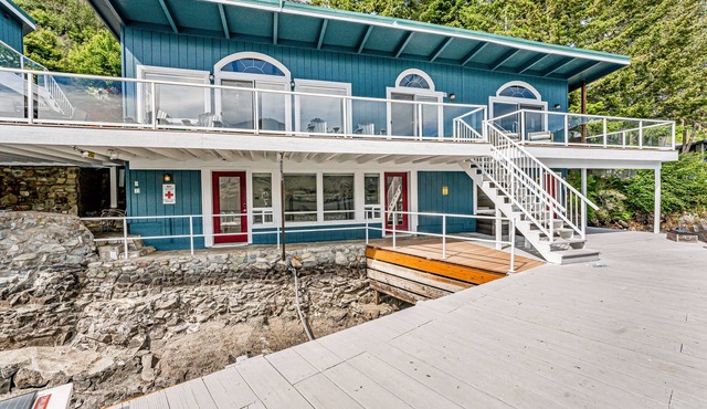 Modern Lake Chelan cottage & bunk house with dock & hot tub