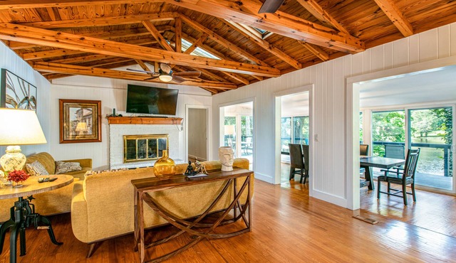 Modern lake-front home, dog-friendly, dock, hot tub, deck, pool, tennis, wifi