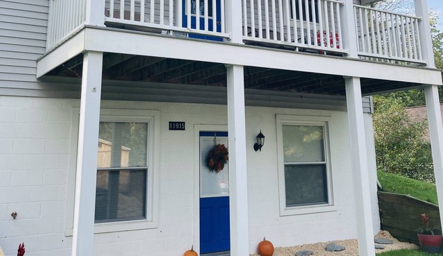 Modern Lake House, 3 decks, and A/C,