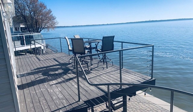 Modern lakefront 3BD/3BR house breathtaking views