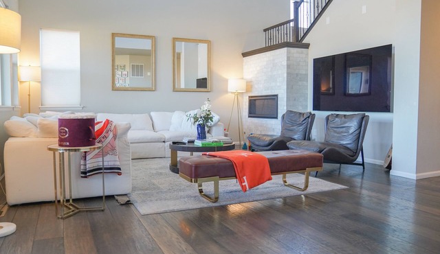 Modern Lakefront Escape. Tranquil Haven: Ski & Beach Retreat. n