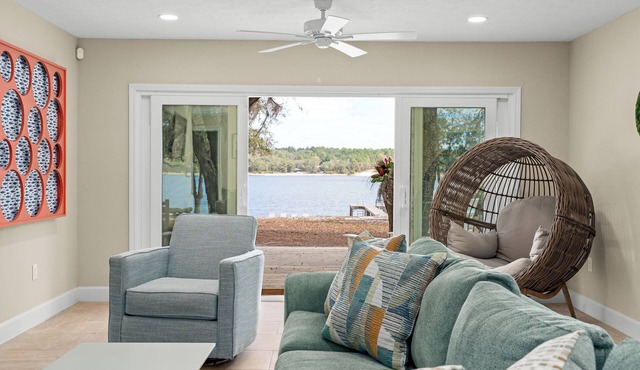 Modern Lakefront Home w/Beach &Dock-30 mins to UF/Gainesville, Sleeps 10