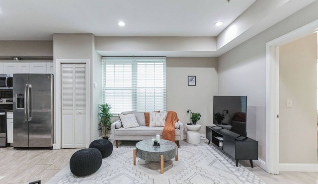 Modern large 2-bedroom near Philadelphia Convention Center!