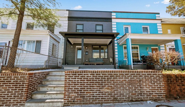 Modern large home walk to metro w/parking