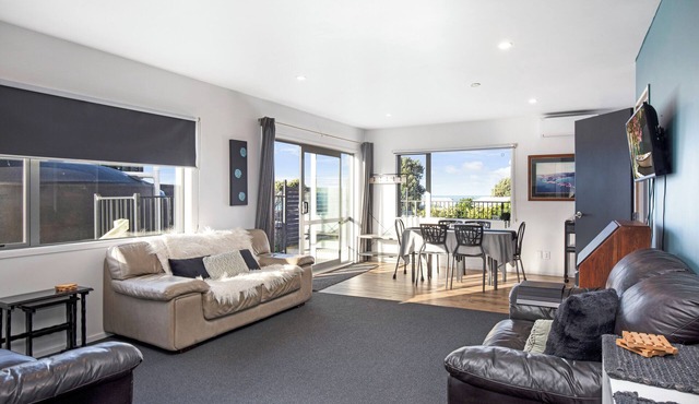 Modern Little Place At Castlepoint - with Private Direct Beach Access