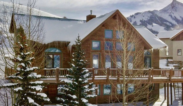 Modern Lodge - 6 bedrooms, Hot Tub, 2 living rooms, Ski in Ski out, Epic Views