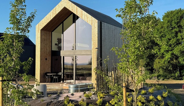 Modern lodge for 2 with a hot tub and a firepit