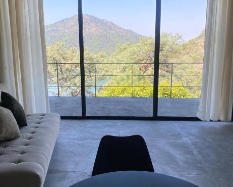 "Modern Loft Spectacular View of Mountain and Lake