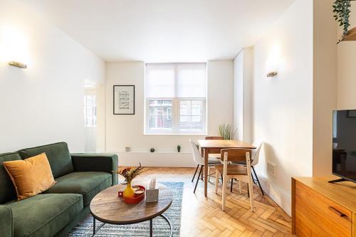 Modern London Bridge Retreat