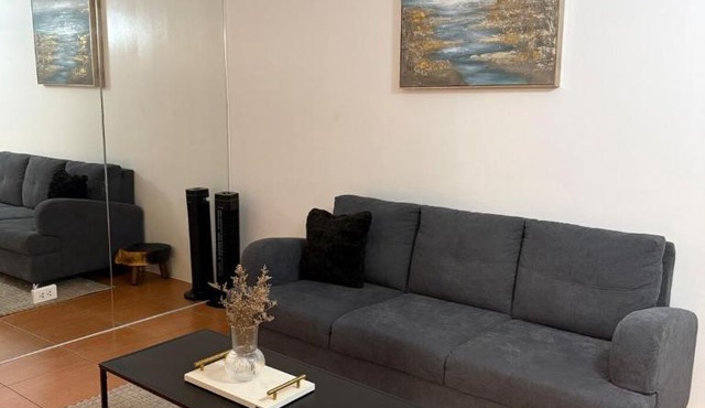 Modern lounge 2BR Pool & Netflix Near airport