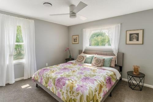 MODERN LUX 3BR HOME - King Bed - 10 mins to FT HOOD - Fenced yard - Pets ok- Family friendly -LONG or SHORT TERM