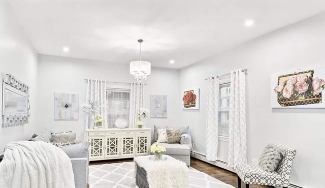 MODERN LUXE 3BEDROOMS/2BATHROOMS/4BEDS/PARKING -FIRST FLOOR APARTMENT