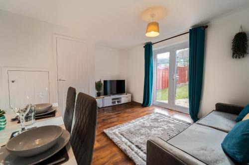 Modern Luxury 2 Bed Didcot Home with Free Parking