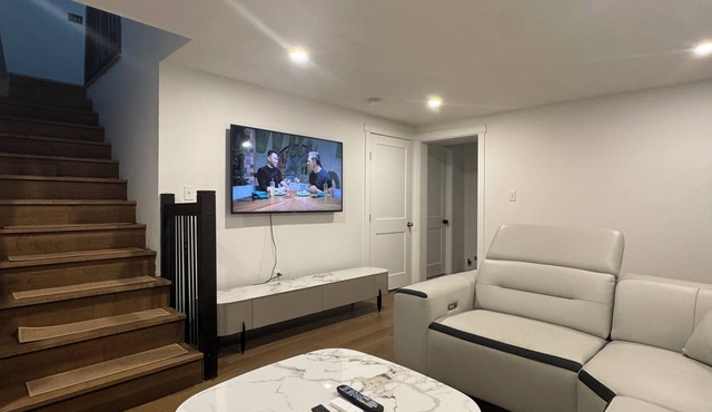 Modern Luxury 6 Bedroom House, Centrally Located in Brooks & Pet-friendly