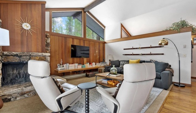 Modern Luxury Golf Cabin, Pets, A/C, couples
