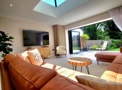 Modern Luxury Home with Spacious Garden close to Warner Bros Studio